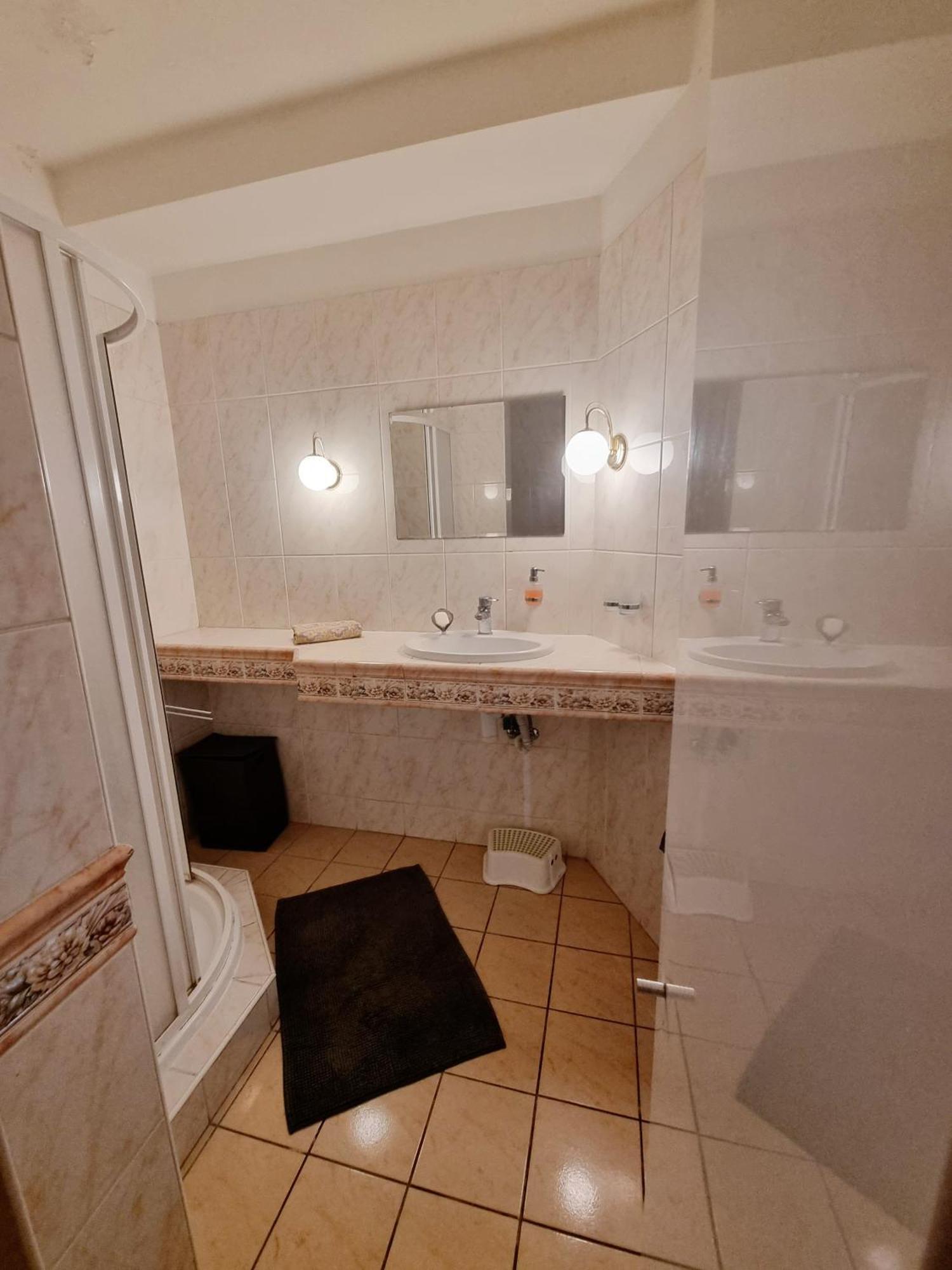 Big 4 Room Huge Apartment Bratislava Exterior photo